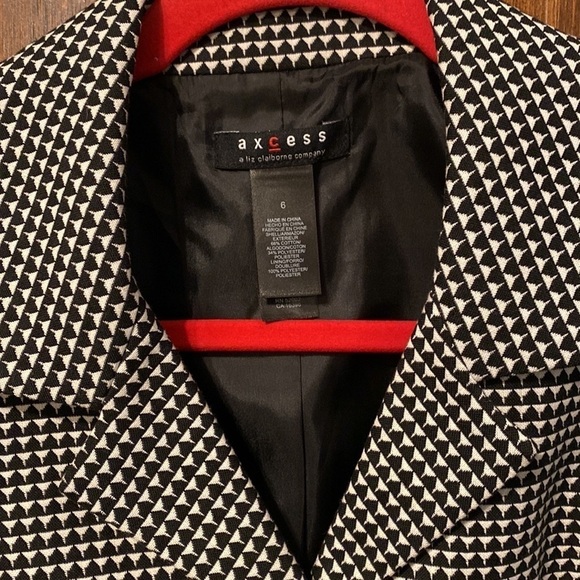 Axcess a Liz Claiborne co. short waisted black and white blazer. - Picture 5 of 8